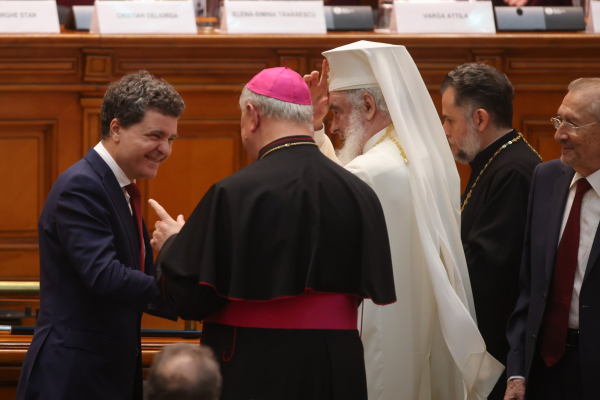 EXCLUSIV Președintele Nicușor Dan a atacat la CCR o lege care sancționează persoanele care se dau drept preoți și călugări fără să aibă recunoașterea statului. Șeful statului reclamă restrângerea libertăţii conştiinţei şi libertăţii de exprimare