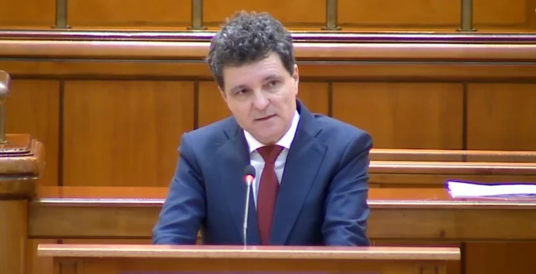 Doi din cei patru foști președinți nu au participat la depunerea jurământului lui Nicușor Dan. Mai mulți parlamentari au boicotat evenimentul, de la care a lipsit și soția noului președinte