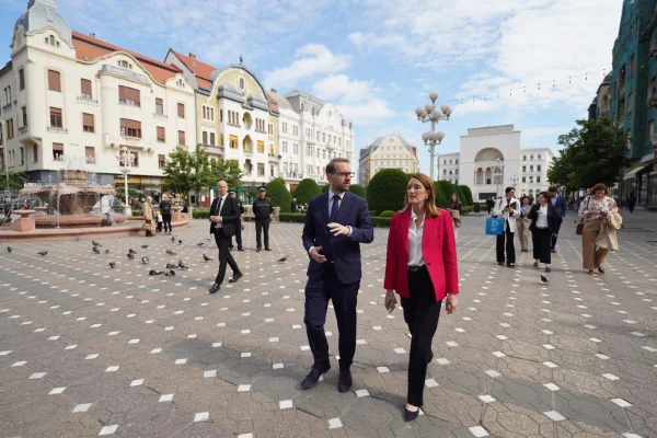 FOTO Roberta Metsola, președintele Parlamentului European, la plimbare prin Timișoara / Dominic Fritz: “I-am arătat semnele gloanțelor care au mai rămas pe clădirile noastre”