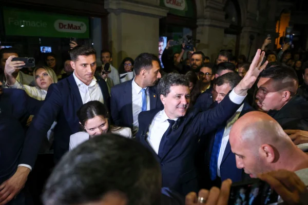 VIDEO Nicușor Dan, baie de mulțime. Noul președinte, ovaționat de mii de oameni în fața sediului de campanie: „Europa! Europa!”