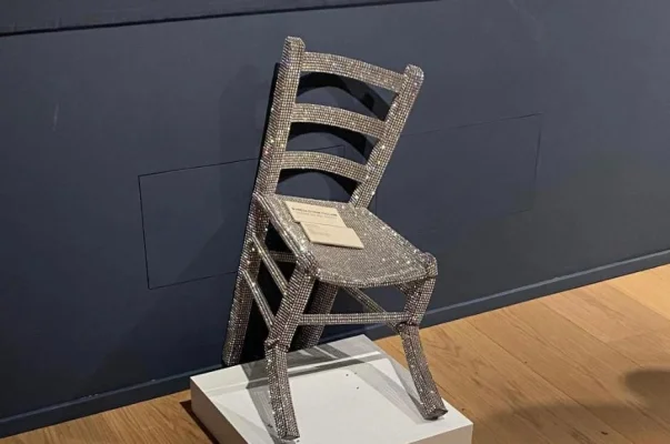 VIDEO Muzeul Palazzo Maffei din Verona depune plângere după ce un turist distruge ”Scaunul lui van Gogh”, o lucrare realizată de artistul italian Nicola Bolla. Artistul aplaudă ”performanţa”