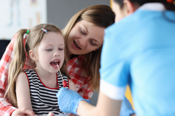 Cinci întrebări esențiale despre testele genetice la copii. Pediatru: „Aceste teste devin absolut necesare în anumite situații clinice clare și întotdeauna trebuie însoțite de consiliere genetică specializată”