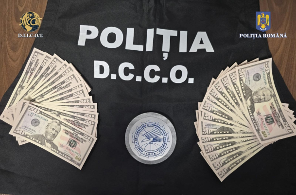VIDEO FOTO Percheziții în județele Ilfov și Suceava la falsificatori de valută / Au plasat dolari falși la 14 agenții de schimb valutar din șapte orașe din România, după ce în prealabil testaseră eficiența echipamentelor de autentificare
