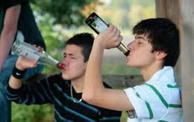 Consumul de alcool și droguri la locul de muncă a crescut cu 107% în opt ani