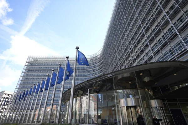 Oficialii europeni îndeamnă la calm după amenințarea lui Trump privind tarife de 50%