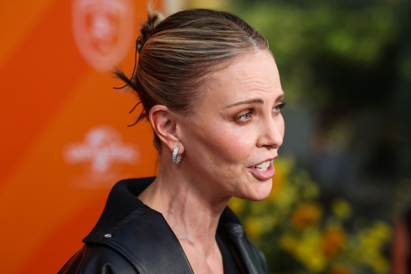 Charlize Theron îi critică pe Jeff Bezos și Lauren Sanchez pentru că nu au invitat-o la nuntă: „Sunt jalnici”