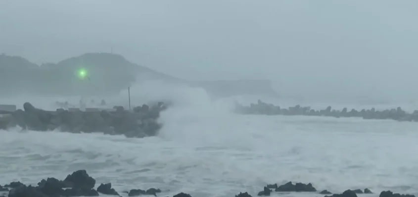 Taifunul Wutip a atins uscatul pe insula tropicală Hainan