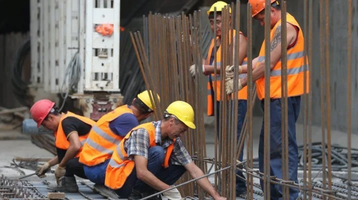 Comisia Europeană propune măsuri de simplificare normativă pentru 38.000 întreprinderi cu capitalizare medie din UE, care au între 250 şi 750 de angajaţi