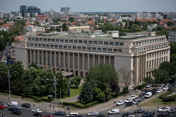 Sindicatul funcționarilor din guvern critică reforma propusă de Bolojan / Liderul sindical al angajaților din Aparatul de lucru al Guvernului face parte din structura vizată direct pentru desființare