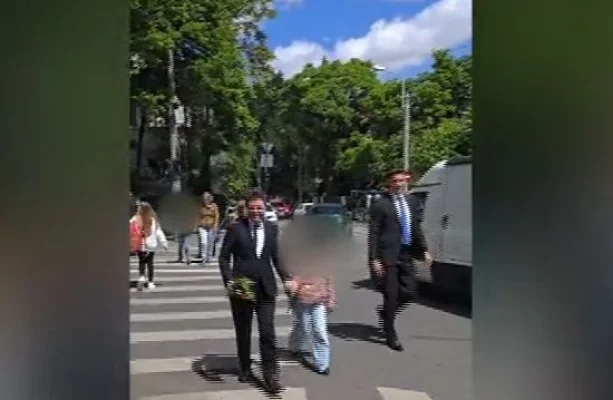 Și-a luat fiica de la școală, apoi a vorbit la telefon cu liderii lumii. Nicușor Dan, prima zi ca președinte ales