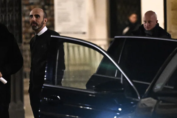 AUR cheamă la 'raport' SRI şi SIE: De ce a venit şeful serviciilor externe ale Franţei în România?