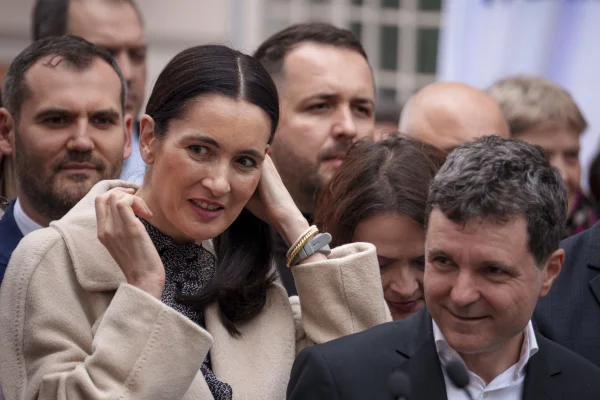 De când a ajuns președinte, Nicușor Dan e căutat în DISPERARE de Clotilde Armand! „Consideră că noul șef de stat îi este dator, după susținerea USR”
