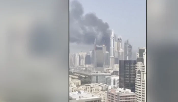 Un zgârie-nori cu 67 de etaje din Dubai a fost cuprins de flăcări