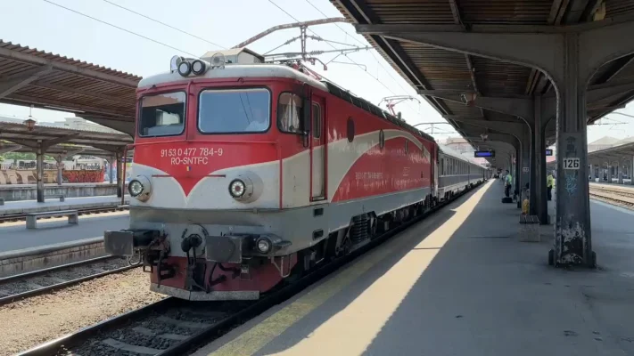 CFR promite trenuri modernizate spre litoral, dar călătoriile rămân un test al răbdării: tot cu geamuri deschise și întârzieri