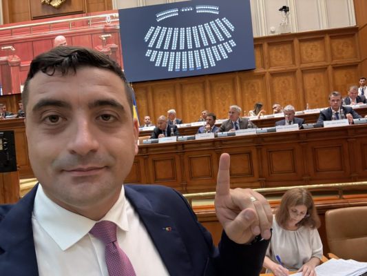 "Nu o să terminați bine guvernarea". După ce a întârziat două ore la propria moțiune de cenzură, George Simion a atacat: "Bietul premier are și el proprii scheleți în dulapuri"