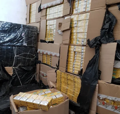 Rețea de contrabandă cu țigări destructurată în România și Italia: 25 de milioane de țigarete și o fabrică clandestină, descoperite de anchetatori