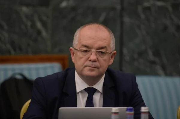 Culmea ipocriziei politice: Șapte primării dau pe cositul ierbii 9% din „deficitul” care trebuie recuperat în 2025