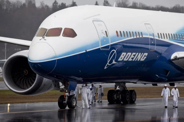 Un avion Boeing, identic cu cel prăbușit în India, a efectuat patru aterizări de urgență într-o lună