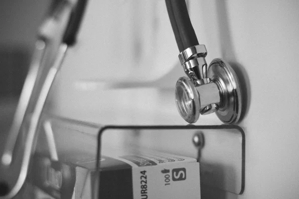 Măsuri în sănătate din Programul de guvernare: Spitalele private care decontează bani de la CNAS vor trebui să aibă cel puțin 80% din angajați cu normă întreagă / Medicii care în timpul programului de lucru de la spitalele de stat merg în alte clinici vor fi concediați – surse