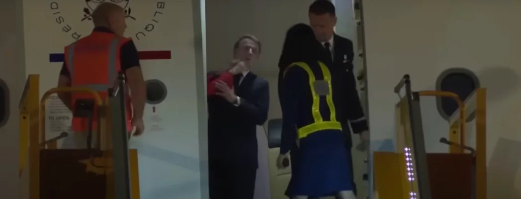Cum a fost apostrofat Emmanuel Macron, la sosirea în Hanoi. A încercat să aplaneze conflictul