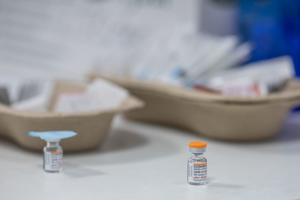 Acuzațiile împotriva medicului din Utah acuzat că a distrus vaccinuri împotriva COVID-19 și a emis certificate de vaccinare false, retrase de procurorul general al SUA