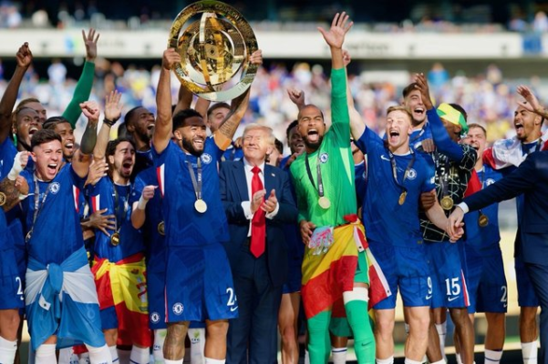 Cupa Mondială a Cluburilor: Donald Trump, aplaudat şi huiduit la finala dintre PSG şi Chelsea. El a înmânat medaliile şi a urcat pe podium cu câştigătorii