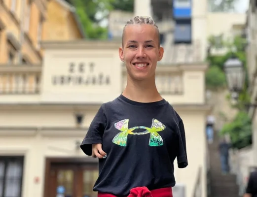 Povestea Dejanei Backo, pictoriță și sportivă fără brațe: „Dumnezeu mi-a dat aripi” / ”Trebuie să gândim pozitiv tot timpul, indiferent de situație” / A mers în Timișoare pentru a-și promova țara din punct de vedere turistic