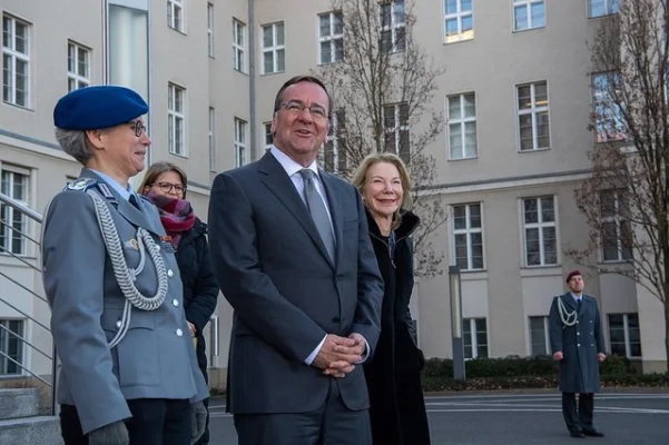 Ministrul german al apărării nu exclude posibilitatea revenirii la recrutare, în contextul în care Germania încearcă să își consolideze forța militară