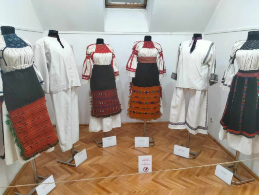FOTO. Acesta este costumul popular simbol al Clujului: cămaşa cu ciupac şi zadia cu trup vânăt, vechi de 400 de ani