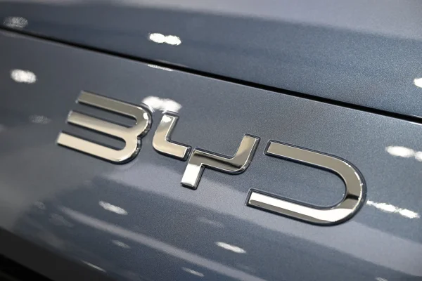 Acţiunile BYD au scăzut luni cu peste 8% după reduceri de preţuri la modele electrice şi hibride / Traficul în showroom-urile companiei a crescut cu până la 40%