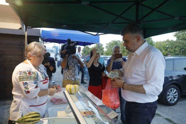Ciolacu a cumpărat de la un târg din Buzău cârnaţi de Pleşcoi, pe care a afirmat că-i va mânca în drum spre Bucureşti
