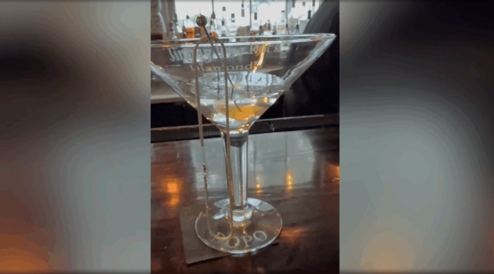 Cel mai scump martini din Hamptons costă 8.000 $ și vine cu un twist ultra-luxos: „Sunt sigur că o să se vândă”