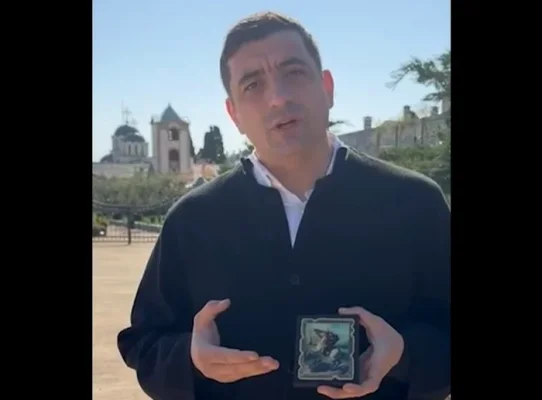 Simion s-a dus la Muntele Athos, de unde îl laudă pe judecătorul Vasile și propovăduiește venirea lui Georgescu în fruntea țării: „Ori Planul A, ori Planul B”