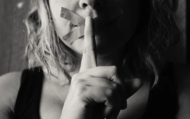 STUDIU Aproape jumătate dintre români au ajuns să se ferească de diversitatea opiniilor, care este privită ca factor de conflict și marginalizare pentru 54% dintre tinerii din Generația Z