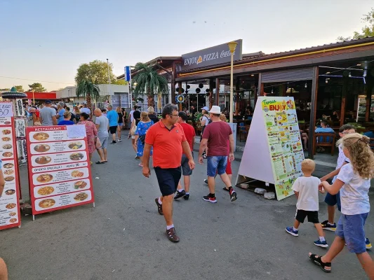 Proprietarii micilor magazine alimentare din staţiunile litoralului au protestat vineri faţă de acțiunile Protecţiei Consumatorilor