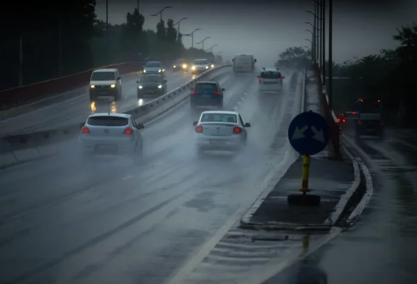 Mai multe zboruri au decolat de la București cu întârzieri de câteva zeci de minute, luni după-amiaza, din cauza furtunii