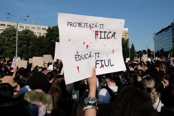Nou protest organizat de Centrul Filia în Piața Victoriei, după femicidul din Prahova, al 26-lea de la începutul anului: „Ne șochează pasivitatea instituțiilor statului”