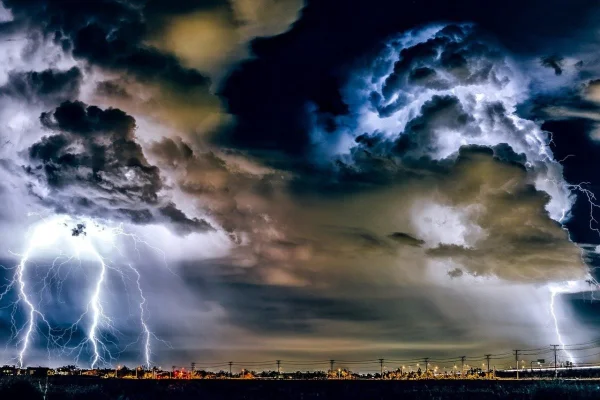 METEO Cod roşu de vijelii puternice în judeţele Timiş, Arad, Bihor şi Satu Mare, pe parcursul zilei de luni