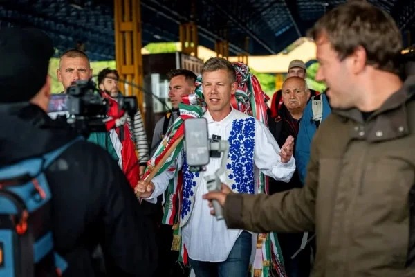 VIDEO Liderul opoziției din Ungaria, discurs emoționant la Oradea: Să punem capăt urii /Au existat și mici incidente. Câțiva oameni l-au întâmpinat cu huiduieli