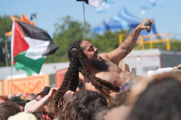Poliţia britanică deschide o anchetă penală după declaraţii antiisraeliene ale trupelor de rap Bob Vylan şi Kneecap pe scena Festivalului de la Glastonbury