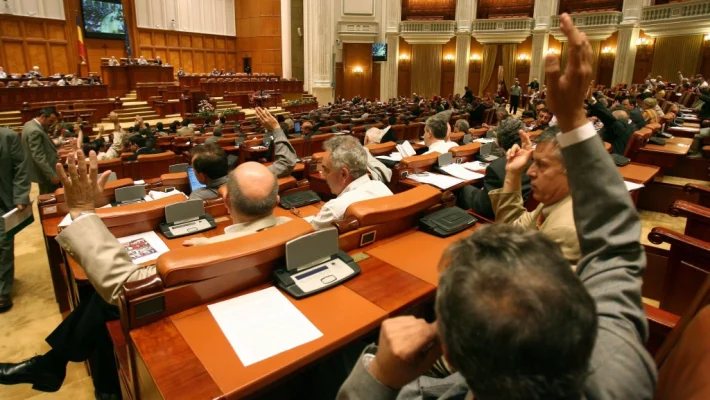 Condamnatilor pentru coruptie sa li se taie pensiile speciale. Proiect de lege depus de USR in Parlament