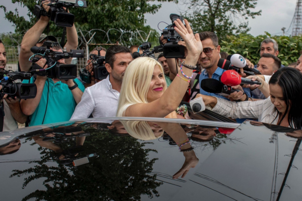 FOTO Elena Udrea a făcut primele declarații la ieșirea din închisoare - Aspectul ei fizic i-a lăsat pe toți mască