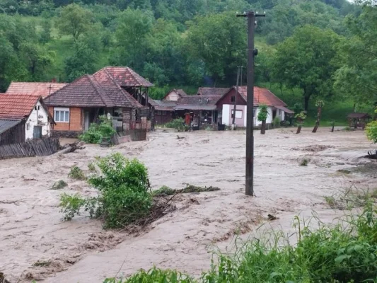 Drumuri şi gospodării inundate şi maşini surprinse de apa mare în urma ploii torenţiale