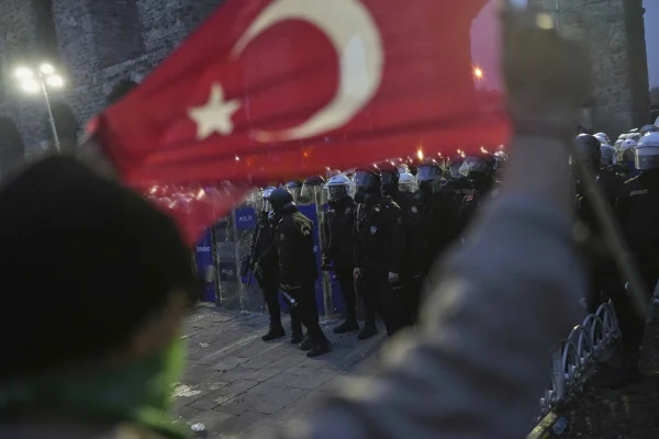 Decizie istorică în Turcia: gruparea PKK depune armele. După 40 de ani de insurgență, Partidul Muncitorilor din Kurdistan se desființează