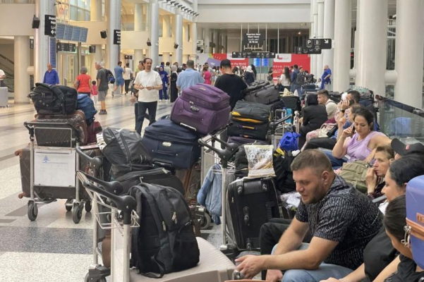 Zboruri anulate, întârzieri, locuri suprataxate - nemulțumirile românilor care călătoresc cu avionul