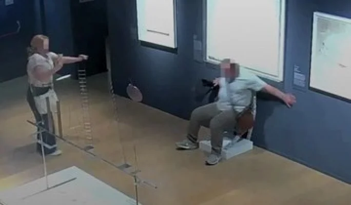 VIDEO Un turist s-a aşezat pe o opertă de artă dintr-un muzeu din Verona şi a spart-o