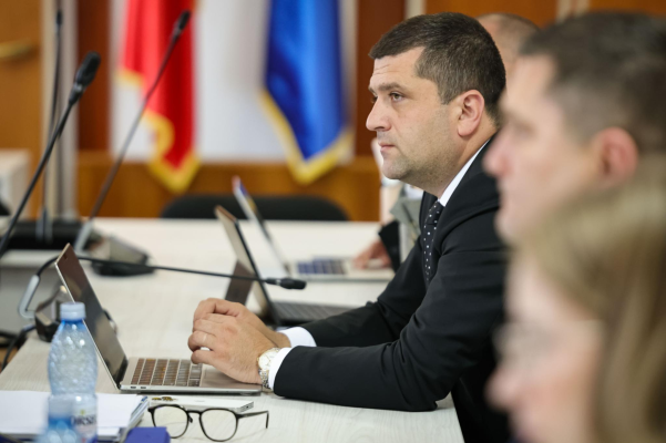 Radu Miruță spune că a descoperit că Ministerul Economiei deține în București o clădire de 1.500 mp, cu 54 de birouri în care funcționează mai multe firme, fără să fi încasat chirie timp de 18 ani