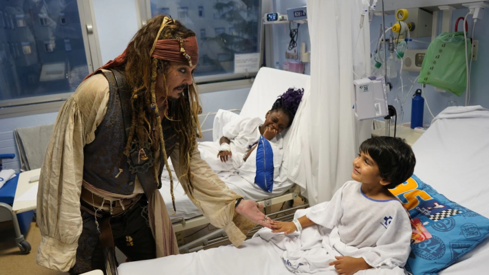 Johnny Depp, în vizită la pacienţii unui spital de pediatrie din Madrid, costumat în Jack Sparrow