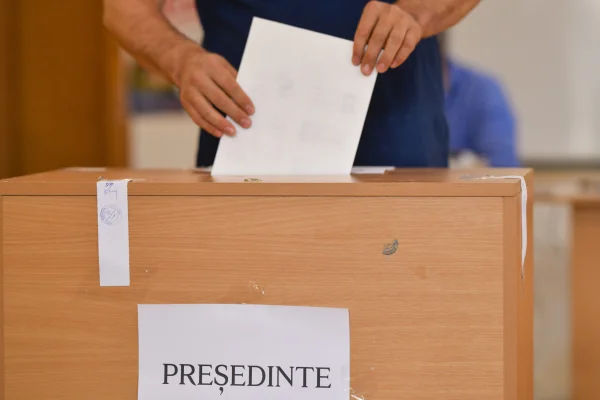 Românii, așteptați să-și aleagă duminică președintele