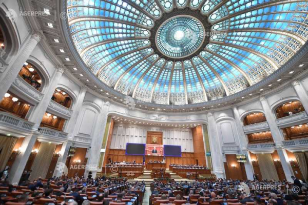 Parlament/ Bolojan - apel către politicieni și români: Țara are o șansă reală să devină mai puternică
